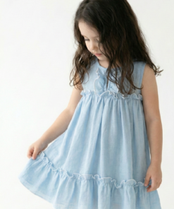 Vestido infantil simil lino celeste sobre la rodilla con volados y festones – Begoña Kids