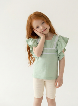remera infantil coquette de jersey verde pastel con puntilla y mangas con volados – Begoña Boutique