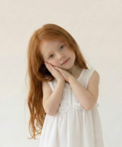 Vestido infantil boho chic blanco con volados y festones, fresco y artesanal