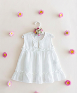 Vestido infantil boho chic blanco con volados y festones, fresco y artesanal
