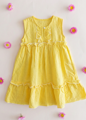 Vestido infantil simil lino amarillo sobre la rodilla con volados y festones – Begoña Kids