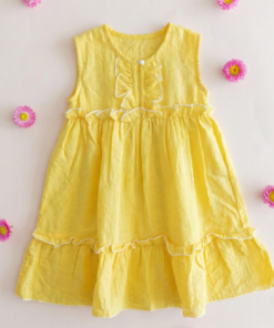 Vestido infantil simil lino amarillo sobre la rodilla con volados y festones – Begoña Kids