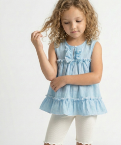 Niña con cabello rizado usando una blusa celeste sin mangas de tela gasa tipo lino, con volados y bordes blancos festoneados. Ropa de verano elegante para niñas.