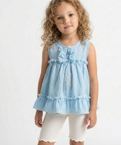 Niña con cabello rizado usando una blusa celeste sin mangas de tela gasa tipo lino, con volados y bordes blancos festoneados. Ropa de verano elegante para niñas.