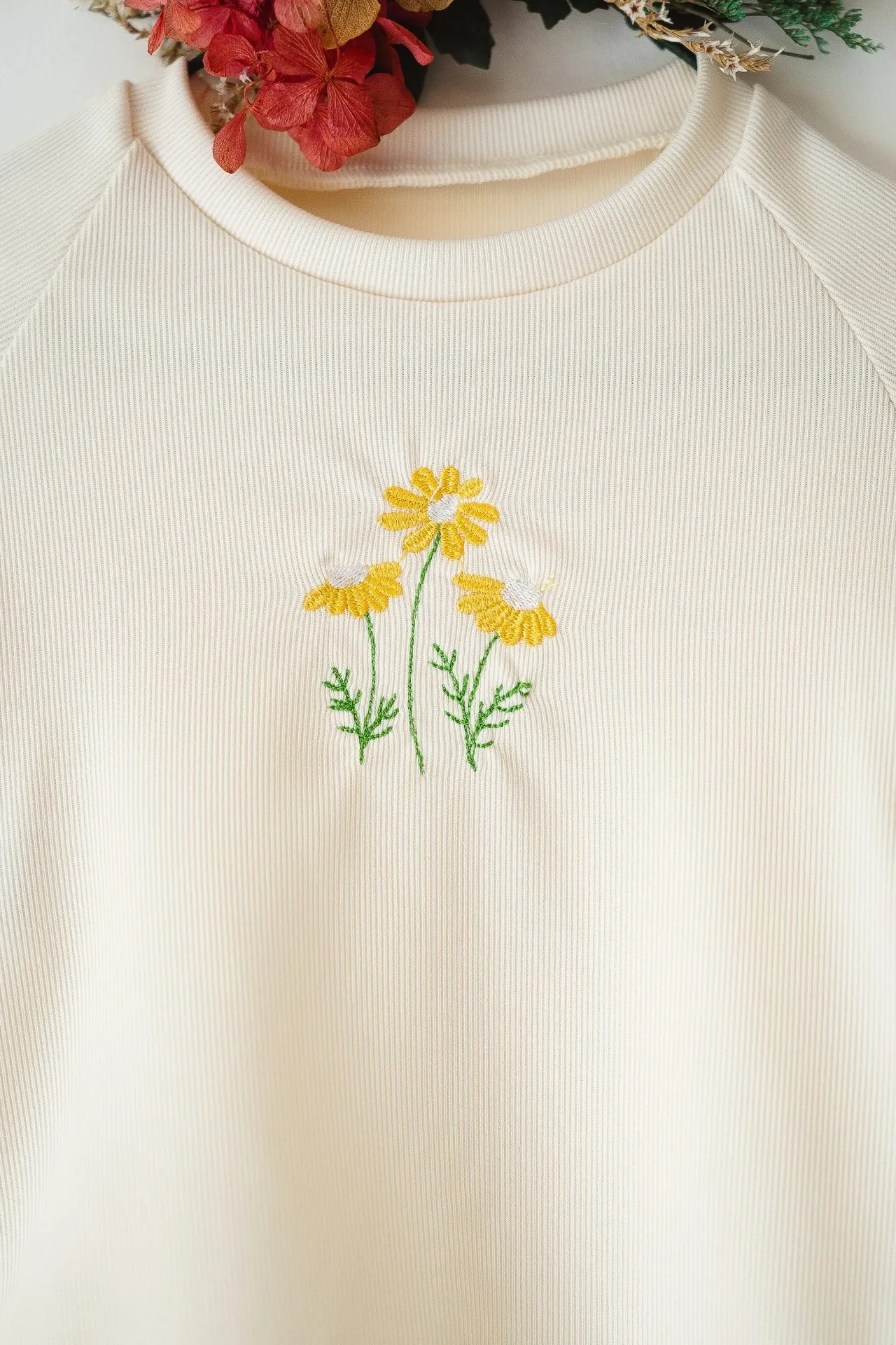 Conjunto Bebé Mostaza y Crudo | Enterito Bengalina + Remera Bordada - Imagen 10